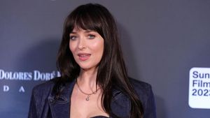Foto: Cantiknya Dakota Johnson, Pacar Vokalis Coldplay Chris Martin