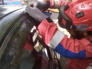Damkar Evakuasi Balita di Jaktim yang Terkunci di Dalam Mobil