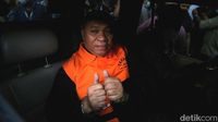 Ditahan KPK, Pengacara Lukas Enembe Acungkan Dua Jempol