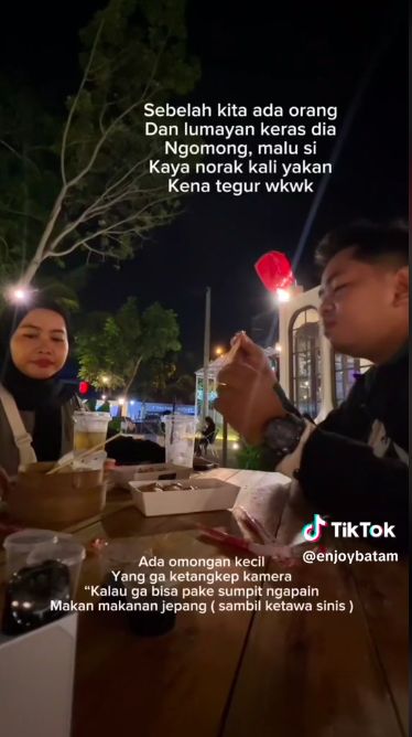 Ditegur makan sushi pakai tangan langsung