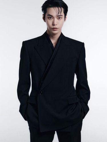 Doyoung NCT sebagai brand ambassador Dolce & Gabbana