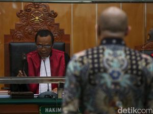 Irjen Teddy Minahasa Lolos Hukuman Mati, Divonis Penjara Seumur Hidup Irjen Teddy Minahasa Lolos Hukuman Mati, Divonis Penjara Seumur Hidup