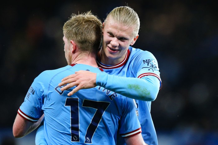 LONDON, ENGLAND - JANUARY 05: Erling Haaland of Manchester City embraces team mate Kevin De Bruyne at the final whistle during the Premier League match between Chelsea FC and Manchester City at Stamford Bridge on January 5, 2023 in London, United Kingdom. (Photo by Craig Mercer/MB Media/Getty Images)