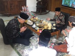 Sowan Abah Suyuthi di Kaliwungu Kendal, Ganjar: Komunikasi Sambal Terong