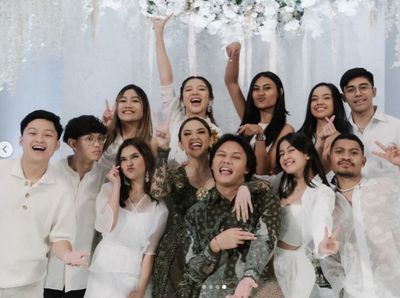 7 Gaya Artis di Lamaran Rizky Febian dan Mahalini, Lyodra Gandeng Pacar