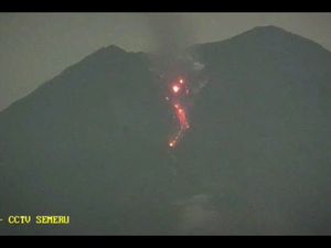 Gunung Semeru Muntahkan Lava Pijar Sejauh 1,5 Km