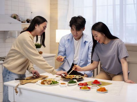 Ilustrasi berbagi makan bersama