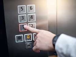 Apa yang Harus Dilakukan Jika Terjebak di Lift? Simak Prosedurnya