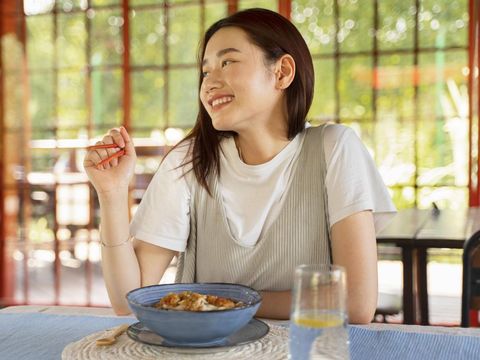 Ilustrasi makan makanan sehat