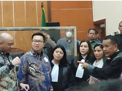 Ekspresi Irjen Teddy Lolos dari Vonis Mati: Tersenyum dan Kepalkan Tangan