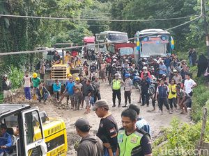 Jalan Poros Enrekang-Toraja Ambles, Lalu Lintas Macet 4 Km