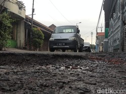 Warga Sidoarjo Geregetan Perbaiki Sendiri Jalan yang Rusak Parah