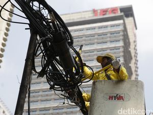 Jelang KTT ASEAN, Kabel Semrawut di Jalan Jenderal Sudirman Dirapikan