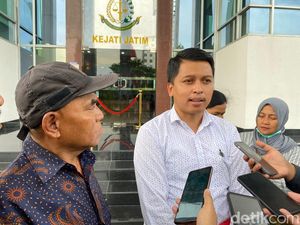 Keluarga Tragedi Kanjuruhan Datangi Kejati Jatim Tanyakan Restitusi Rp 8,8 M Keluarga Tragedi Kanjuruhan Datangi Kejati Jatim Tanyakan Restitusi Rp 8,8 M