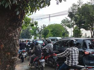 Warga Sudah Nyerah Terjebak Macet Parah Pancoran: Lama-lama Tua di Jalan