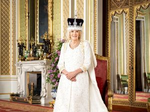 Hanya Ratu Camilla yang Nonton Serial The Crown Hanya Ratu Camilla yang Nonton Serial The Crown