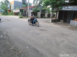 Perbaiki Jalan Rusak, Warga Banguntapan Bantul Patungan Tambal Pakai Semen