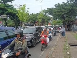 Lalin Ciputat Arah Jakarta Macet, Pengendara: Harus Berangkat Lebih Pagi