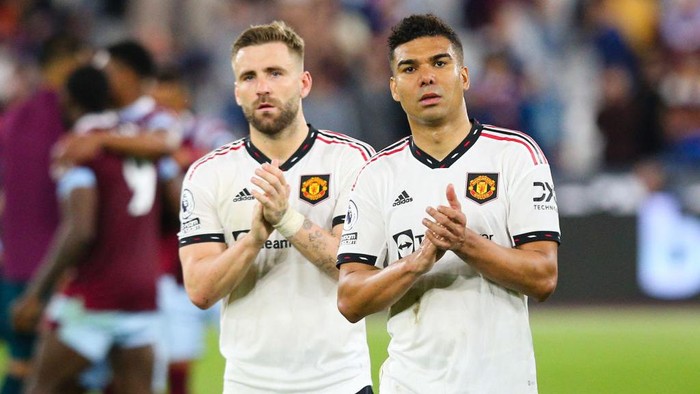 LONDON, ENGLAND - MAY 7: Casemiro and Luke Shaw of Manchester United applaud the fans after the Premier League match between West Ham United and Manchester United at London Stadium on May 7, 2023 in London, United Kingdom. (Photo by Craig Mercer/MB Media/Getty Images)