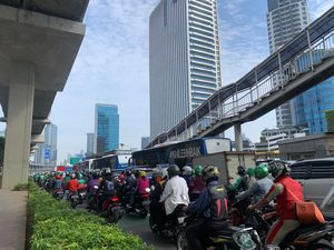 Angan-angan Warga di Tengah Macet Parah Pancoran: Andai Bisa WFH Tiap Hari Angan-angan Warga di Tengah Macet Parah Pancoran: Andai Bisa WFH Tiap Hari