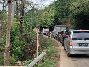 Poros Maros-Bone di Camba Macet 2 Km gegara Material Pelebaran Jalan