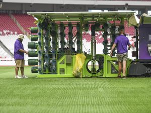 Melihat Proses Jahit Rumput Stadion GBK Melihat Proses Jahit Rumput Stadion GBK