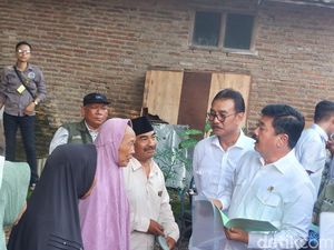 Blusukan ke Cirebon, Menteri ATR Door to Door Sebar Sertifikat Tanah