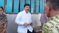 Pakai Hitam Putih, Ini Gaya Hadi Tjahjanto Blusukan dari Rumah ke Rumah