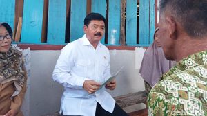 Pakai Hitam Putih, Ini Gaya Hadi Tjahjanto Blusukan dari Rumah ke Rumah