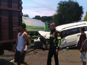 Anggota DPRD Batanghari Meninggal Usai Mobilnya Nabrak Truk Parkir Anggota DPRD Batanghari Meninggal Usai Mobilnya Nabrak Truk Parkir