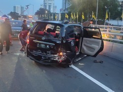 Minibus Terguling di Flyover Pancoran gegara Ban Pecah