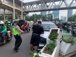 Mobil Tabrak Pembatas Jalur Sepeda di Sudirman, Lalin ke Semanggi Macet