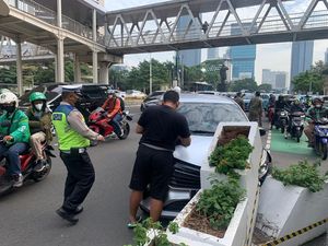 Mobil Tabrak Pembatas Jalur Sepeda di Sudirman, Lalin ke Semanggi Macet Mobil Tabrak Pembatas Jalur Sepeda di Sudirman, Lalin ke Semanggi Macet