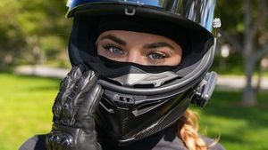 Biker Wanita Ini Viral di TikTok , Wajah di Balik Helmnya Bikin Terpana