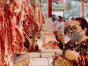 Momen Keluarga Nunung Saat Makan Bersama dan Belanja ke Pasar