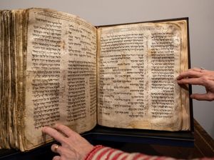 Penampakan Alkitab Ibrani Tertua Dipajang di New York