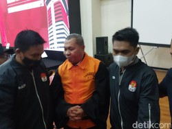 Jadi Tersangka KPK, Pengacara Lukas Enembe Bakal Gagal Nyaleg