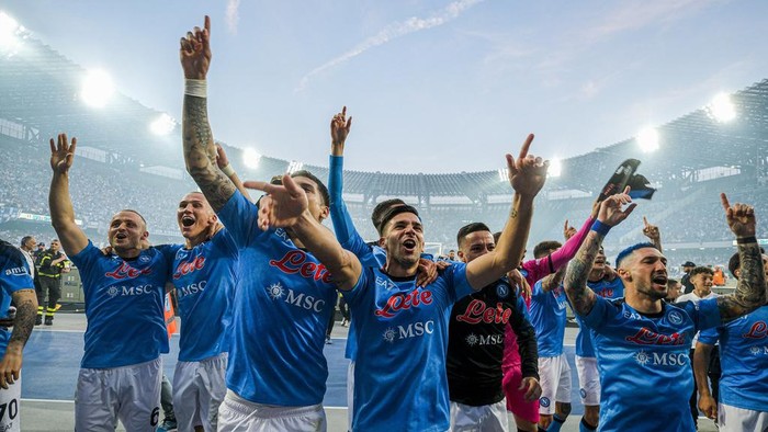 Napoli players celebrate the end of the Italian Serie A soccer match between Napoli and Fiorentina at the Diego Armando Maradona stadium in Naples, Italy, Sunday, May 7, 2023. (Alessandro Garofalo/LaPresse via AP)
