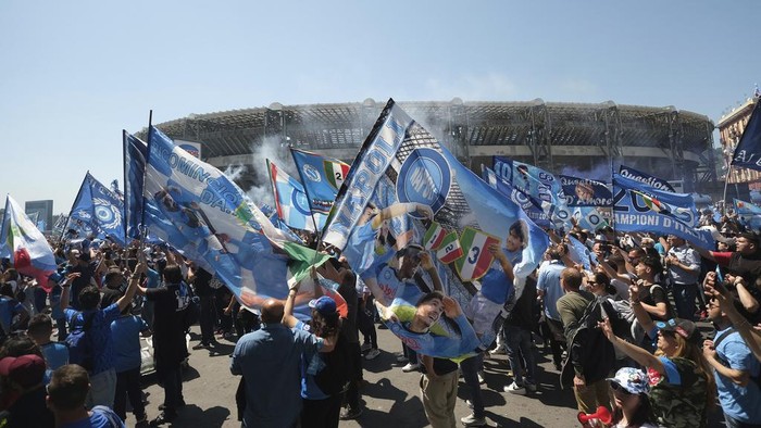 Napoli players celebrate the end of the Italian Serie A soccer match between Napoli and Fiorentina at the Diego Armando Maradona stadium in Naples, Italy, Sunday, May 7, 2023. (Alessandro Garofalo/LaPresse via AP)