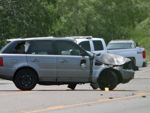 Polisi Olah TKP Mobil Tabrak Kerumunan yang Tewaskan 7 Orang di Texas Polisi Olah TKP Mobil Tabrak Kerumunan yang Tewaskan 7 Orang di Texas