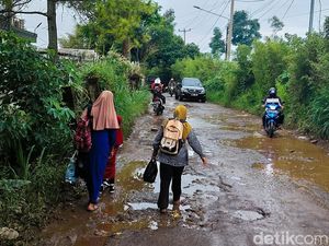 Kondisi Jalan di Jalur Alternatif Bandung-Lembang yang Mengerikan