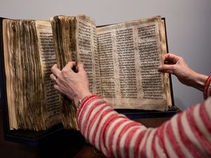 Potret Alkitab Ibrani Tertua di Dunia Mau Dilelang, Harganya Fantastis!