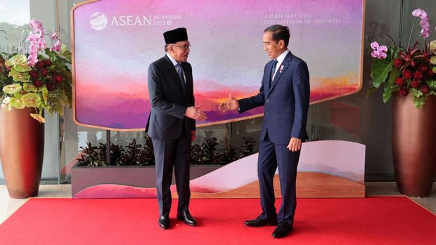 Presiden Joko Widodo menyambut kedatangan Perdana Menteri Malaysia Anwar Ibrahim di Labuan Bao, NTT, Selasa (9/5/2023). (AFP via Getty Images)