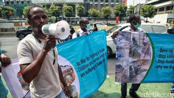 Aksi Damai di Depan Kantor PBB Jakarta Serukan Stop War