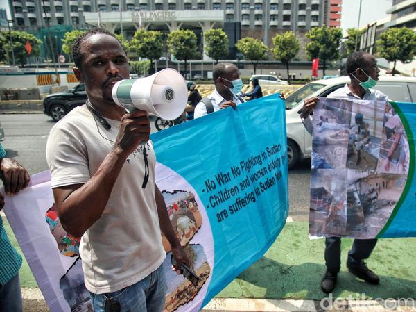 Aksi Damai di Depan Kantor PBB Jakarta Serukan Stop War