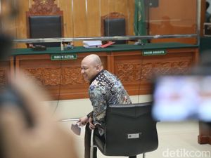 Senyum Irjen Teddy Minahasa Hadapi Sidang Vonis Kasus Narkoba Senyum Irjen Teddy Minahasa Hadapi Sidang Vonis Kasus Narkoba