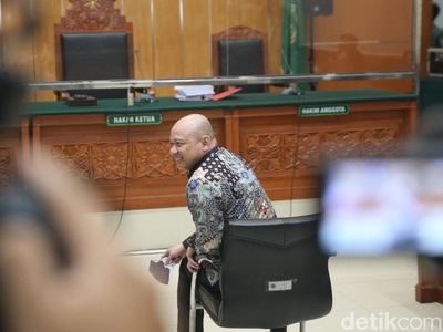 Senyum Irjen Teddy Minahasa Hadapi Sidang Vonis Kasus Narkoba