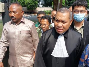 Potret Gimik Pengacara Lukas Enembe Pakai Toga saat Jadi Tersangka KPK