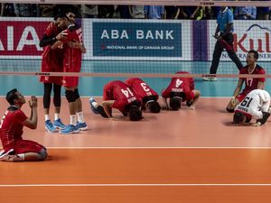 Sujud Syukur Timnas Voli Putra Indonesia Sabet Emas SEA Games 2023