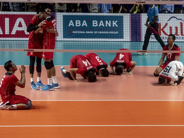 Sujud Syukur Timnas Voli Putra Indonesia Sabet Emas SEA Games 2023